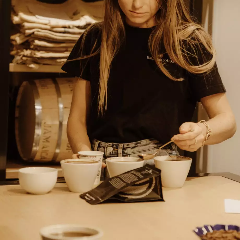 Les termes et expressions lors de dégustation ne sont pas réservés uniquement aux vins. Le café aussi se déguste avec des mots.